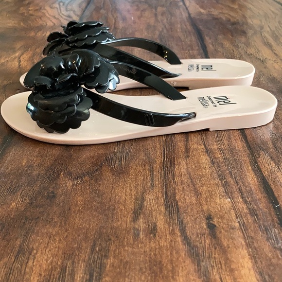 Mel by Melissa flip flop EUC - Picture 6 of 7